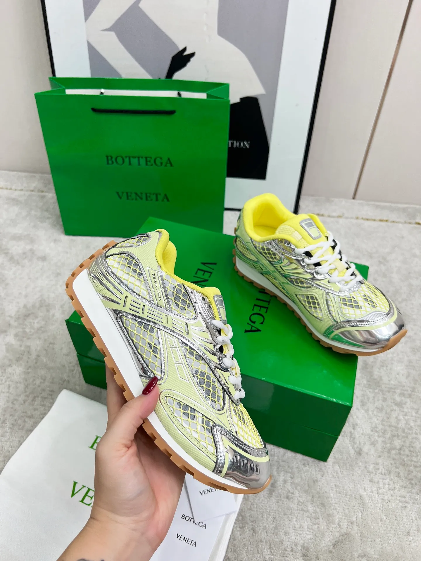 P540. Top version (couples model) Bottega Veneta Bottega Veneta 23ss autumn and winter show BV Orbit sneakers Wang Yibo's same style couples casual shoes dad shoes! Runner sneakers! Original purchase and development!  Made of original lightweight technical mesh fabric, the same as the original version! The process is complicated!  Paired with a rubber outsole designed with a geometric pattern, the high version of the Wang Zha series is actually much taller, but the legs still look slim. Very nice. Durable and playable, standard and version-matching shoe package technology, look for high-end versions. The original outsole is exclusively molded, and the color-blocked TPU outsole is used. The material and weight are the same as the original!  Size: #Female 35-41 (40 and 41 customized sizes are non-refundable) Male 39-45 (45 size customized are non-returnable and exchangeable)